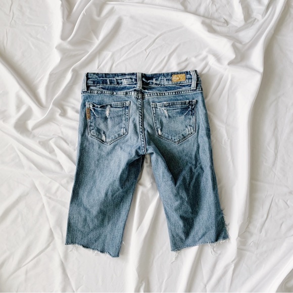 PAIGE! LIKE NEW! BLUE DISTRESSED DENIM JEAN CAPRIS! - Picture 3 of 3